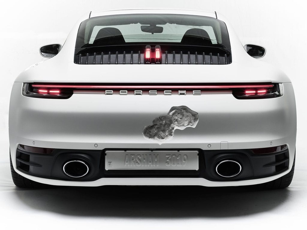 Новый Porsche 911 нарочно повредили ради искусства