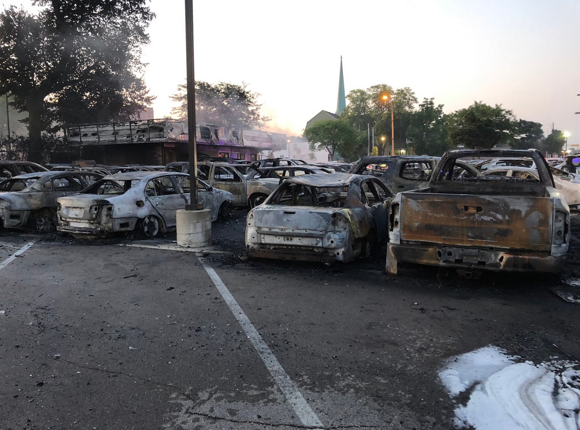 Протестующие сожгли сто машин в автосалоне
