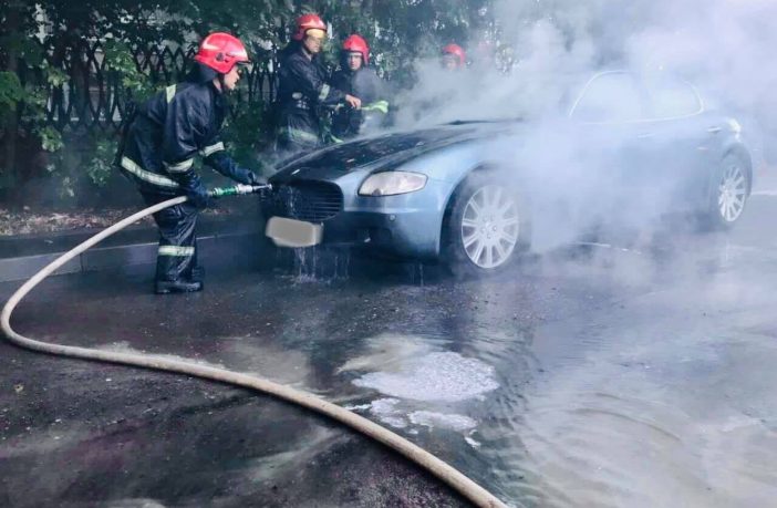 В Украине посреди дороги загорелся роскошный Maserati (видео)