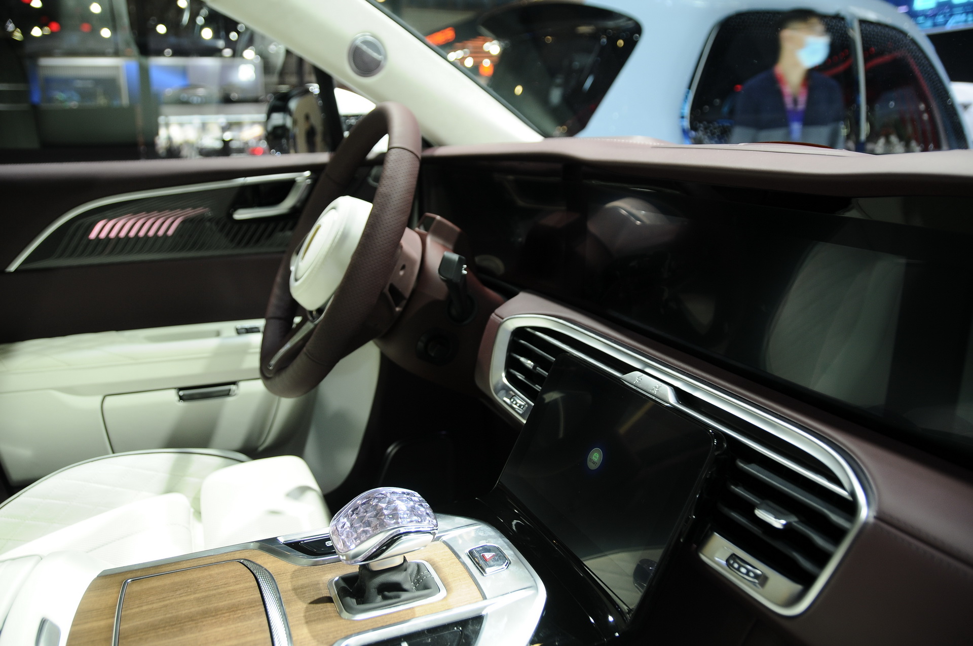 Китайцы показали электрический клон Rolls-Royce Cullinan
