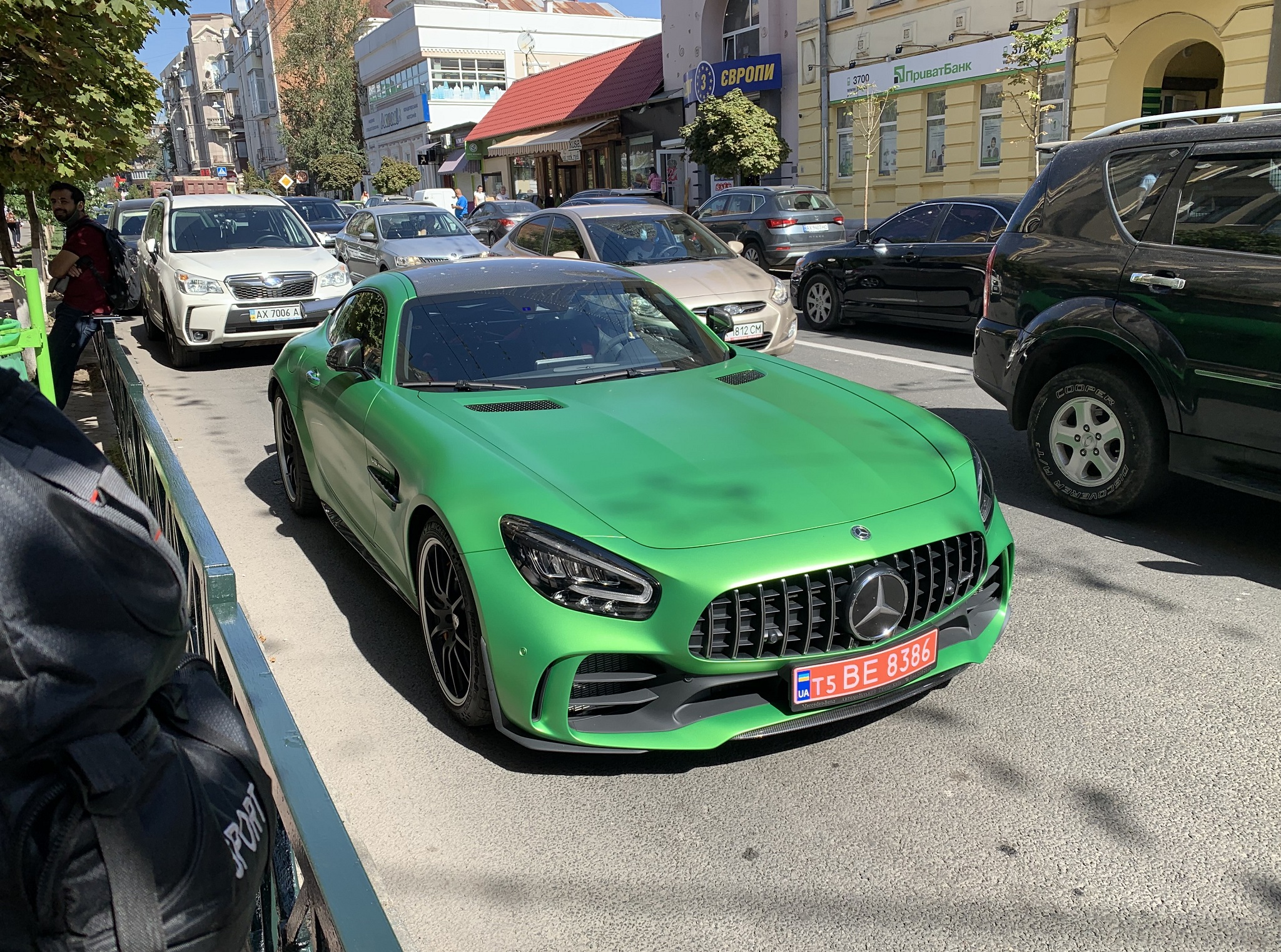 В Украине засняли яркий суперкар Mercedes