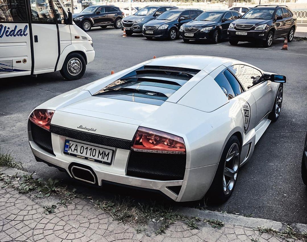 В Киеве засняли редкий суперкар Lamborghini