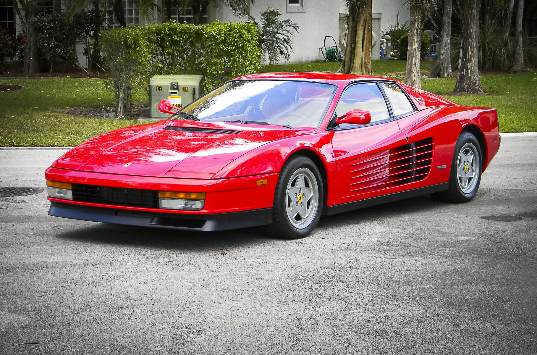 Обнаружен легендарный 30-летний суперкар Ferrari почти без пробега