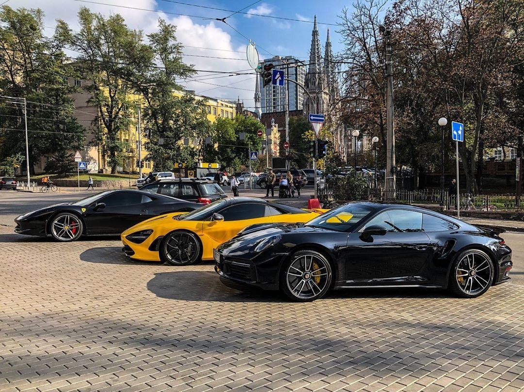 В Киеве засняли крутую парковку с суперкарами на миллион долларов