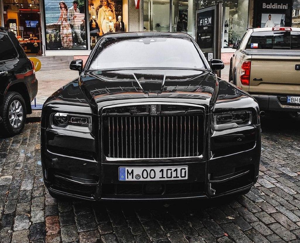 В Украине засняли эксклюзивный внедорожник Rolls-Royce на еврономерах