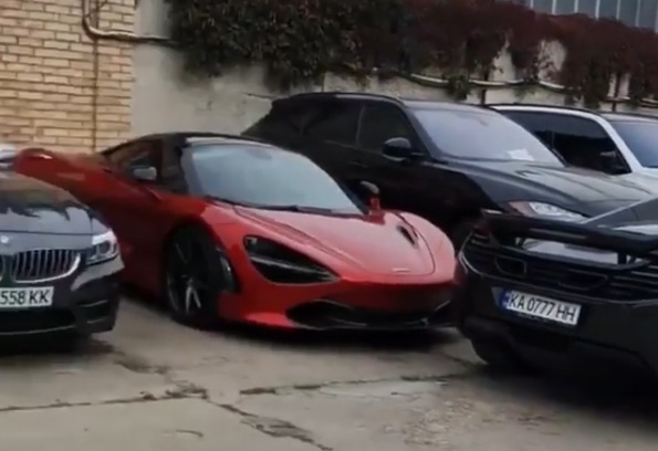 В Украине засняли крутую парковку с суперкарами