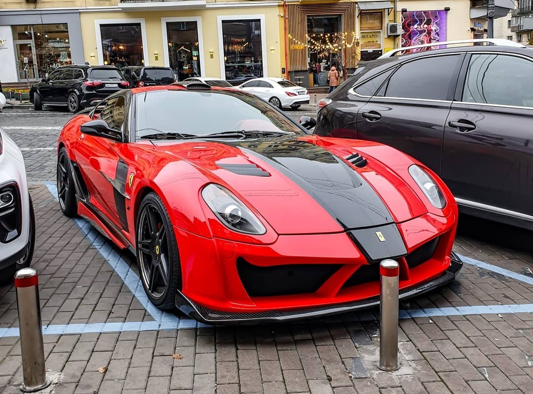 В Украине засняли тюнингованный суперкар Ferrari с интересной историей