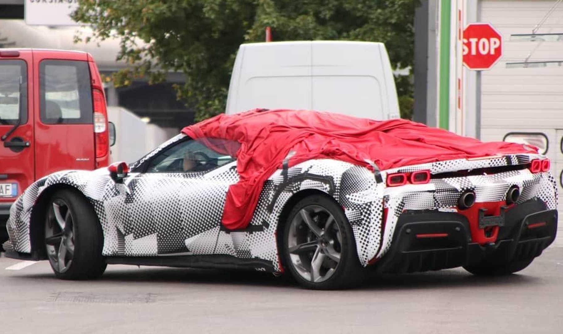Новейший суперкар Ferrari впервые засняли на дорогах