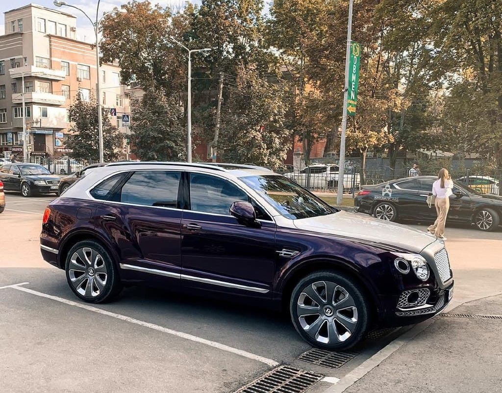 В Украине засняли эксклюзивный внедорожник Bentley