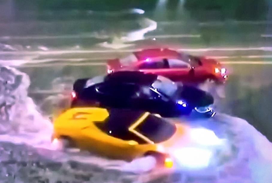 Американец на Lamborghini прорвался сквозь шторм (видео)