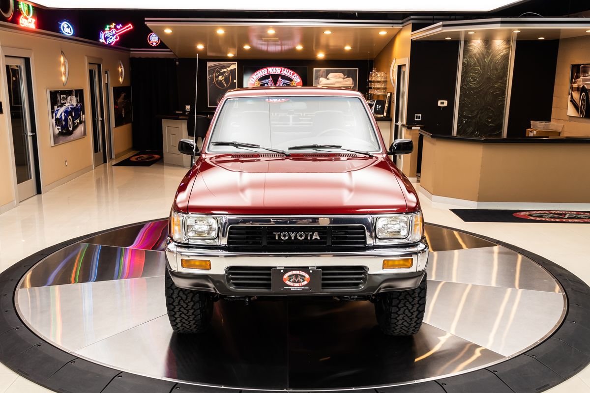 Старый 30-летний пикап Toyota продают по цене нового Прадо