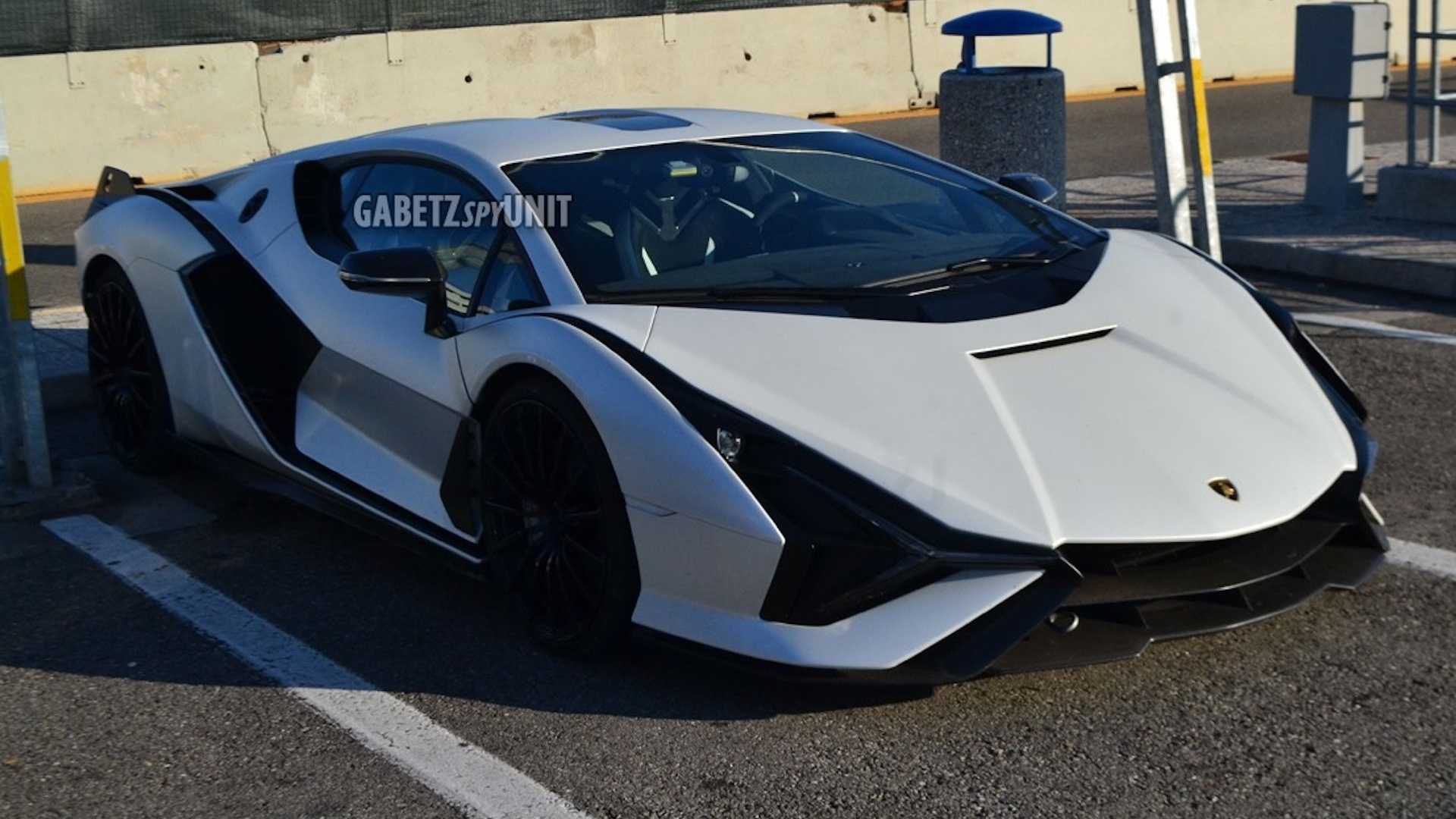 Самый крутой суперкар Lamborghini впервые заметили на дорогах