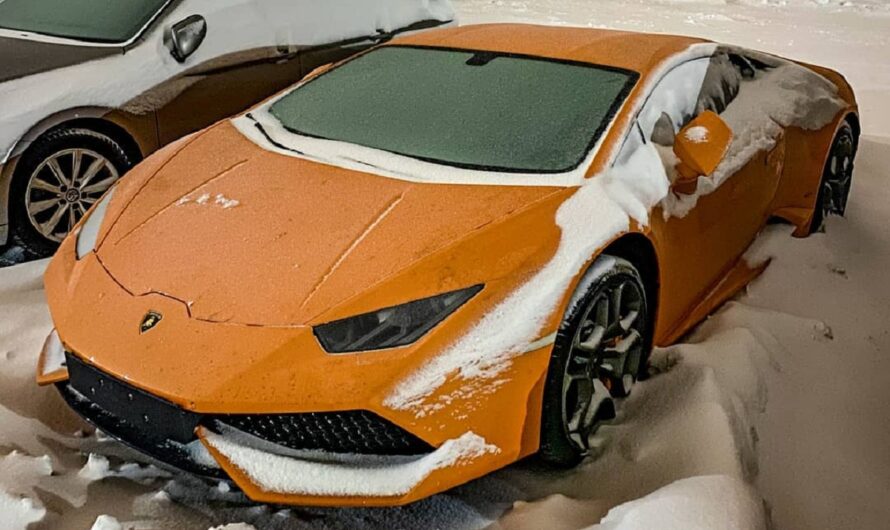 В украинском областном центре замело снегом суперкар Lamborghini