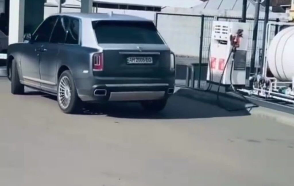 Контрастно: Rolls-Royce Cullinan на газовой заправке в Житомире | ТопЖыр