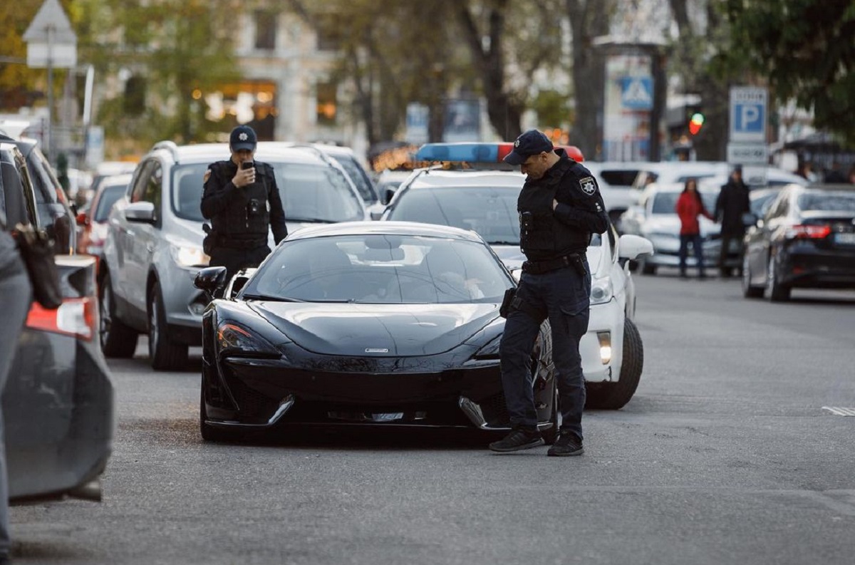 В Одессе полицейские остановили суперкар McLaren и фотографировали его |  ТопЖыр