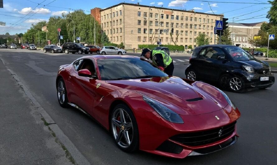 В Киеве полиция остановила роскошный суперкар Ferrari