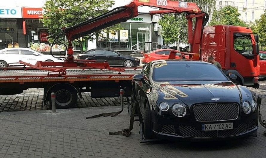 В Киеве эвакуировали на штрафплощадку роскошный Bentley