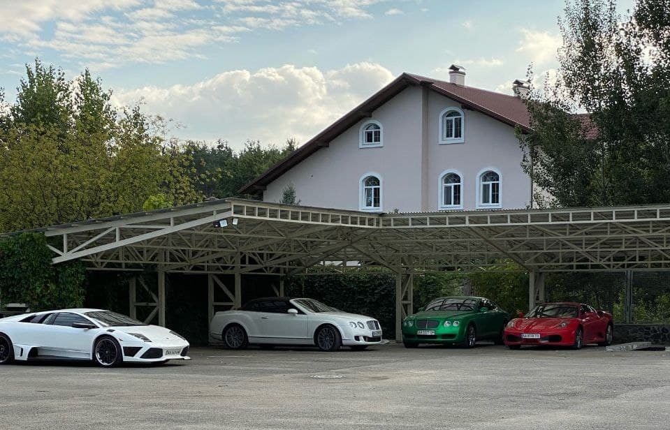 В Украине обнаружили парковку с элитными авто 1
