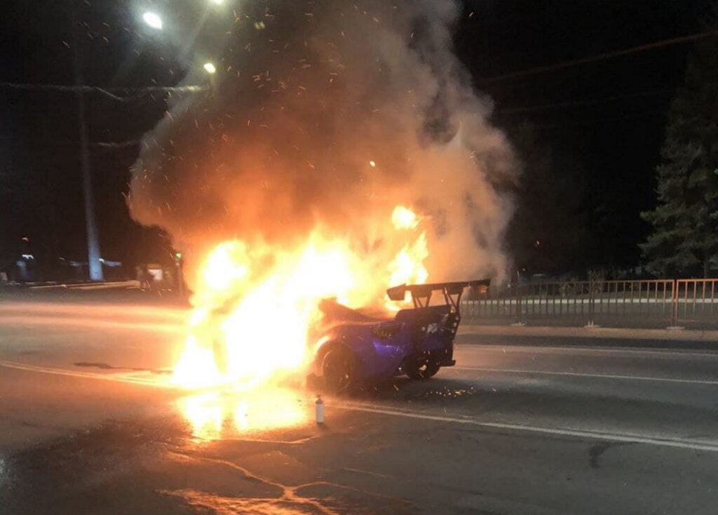 В Украине на ходу сгорел тюнингованный спорткар Toyota стоимостью более миллиона гривен 2