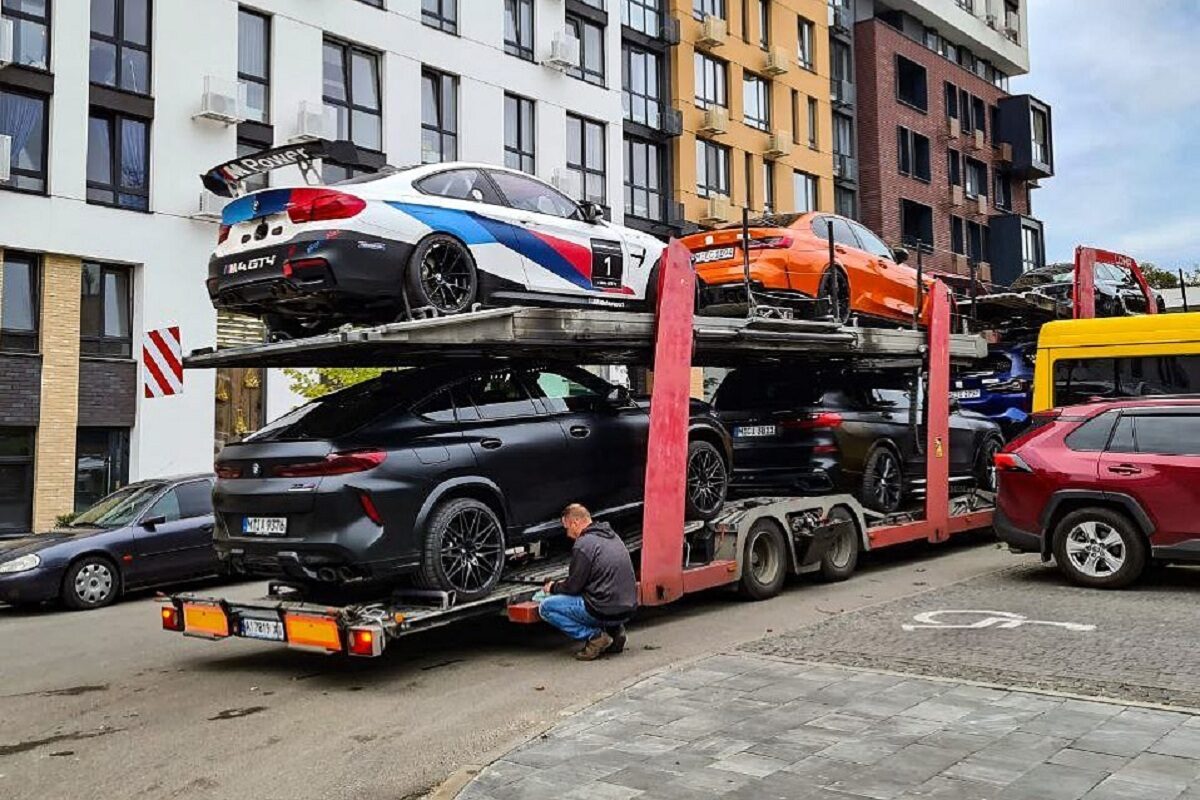 В Украине заметили целый автовоз с эксклюзивными BMW  1