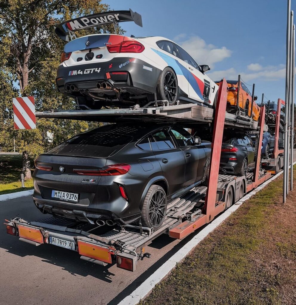 В Украине заметили целый автовоз с эксклюзивными BMW  2