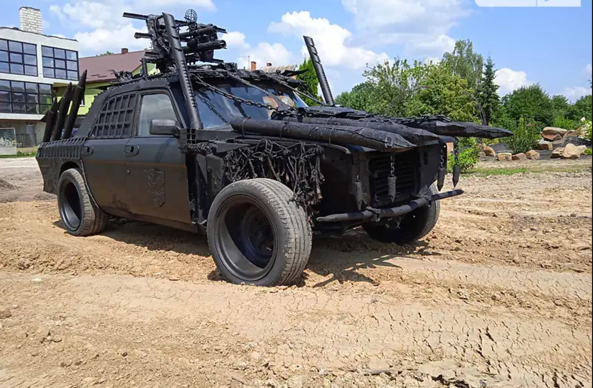 Украинец собрал постапокалиптический автомобиль (фото) 1