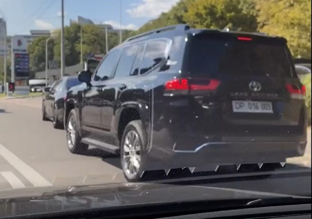 В Киеве заметили загадочный автомобильный кортеж 2