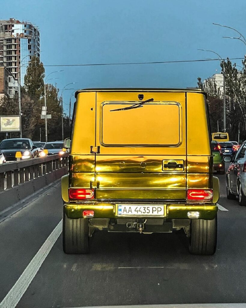 На дорогах Украины заметили золотой Гелик 1