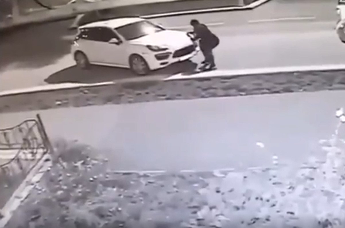 В Киеве злоумышленник снял фары с Porsche за 10 секунд (видео) 1