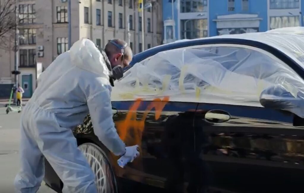 В Украине роскошный Mercedes разрисовали краской из баллончика 2