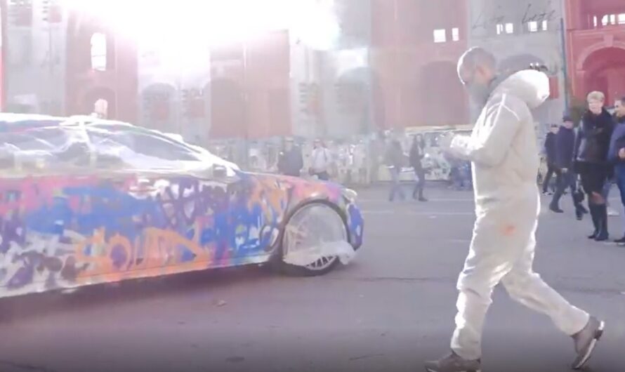 В Украине роскошный Mercedes разрисовали краской из баллончика (фото)