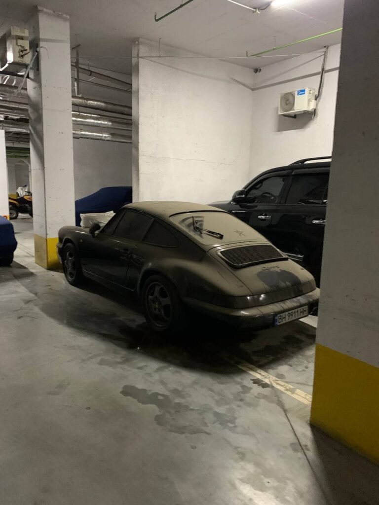 В Украине нашли заброшенный спорткар Porsche 1