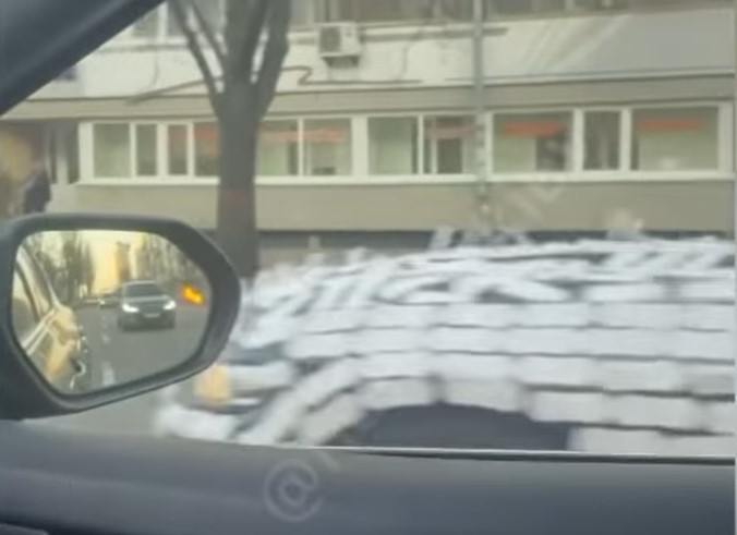 В Киеве Ford Mustang оклеили прокладками (фото) 2