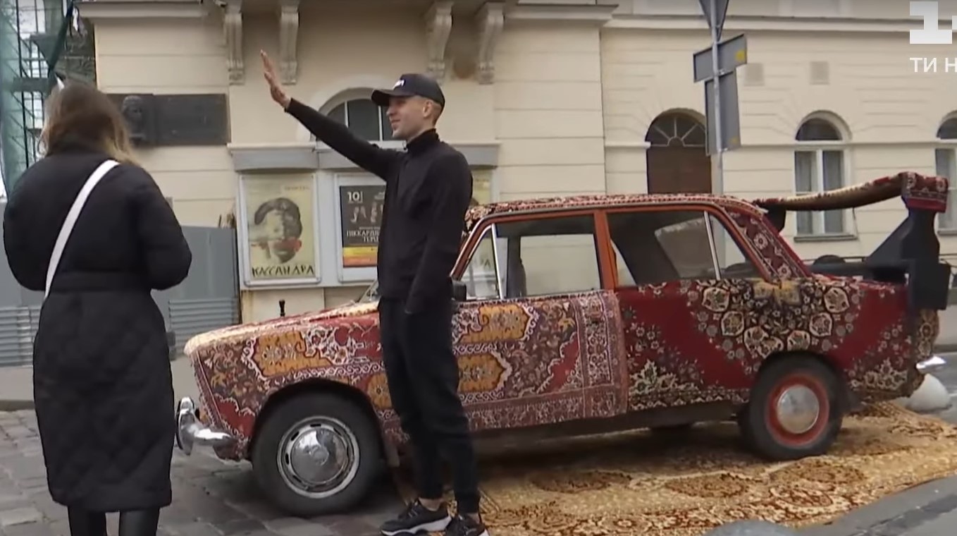 Украинский блогер отделал автомобиль бабушкиными коврами (видео) 1