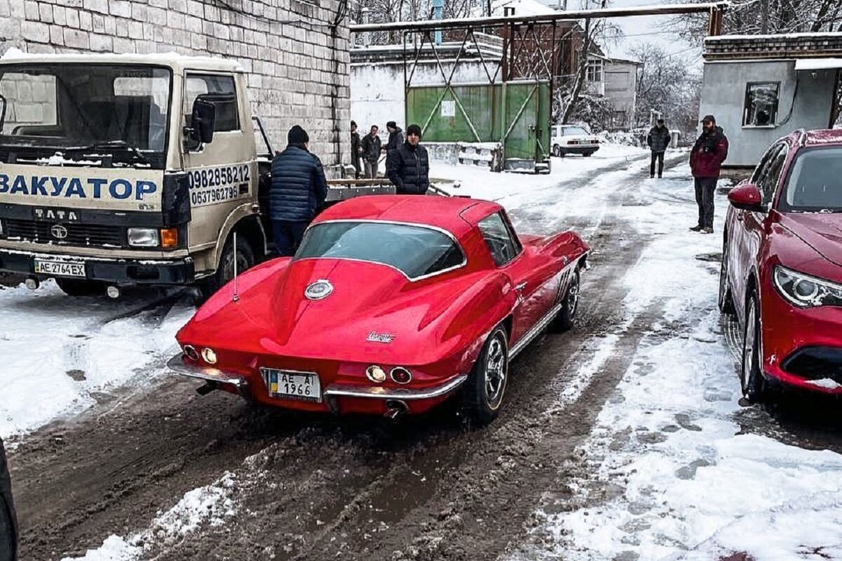 В Украине заметили впечатляющий Chevrolet Corvette 60-х годов 2