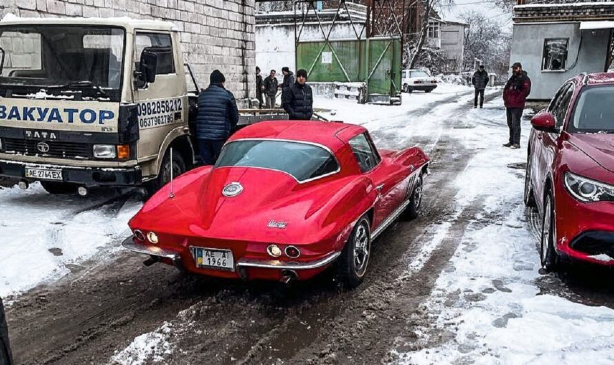 В Украине среди зимы заметили впечатляющий Chevrolet Corvette 60-х