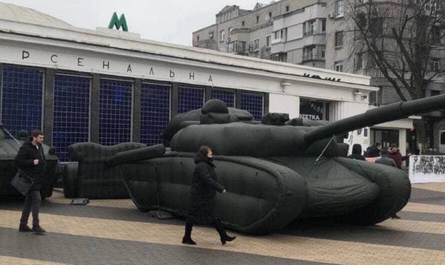 В Киеве расставили надувные танки (фото)