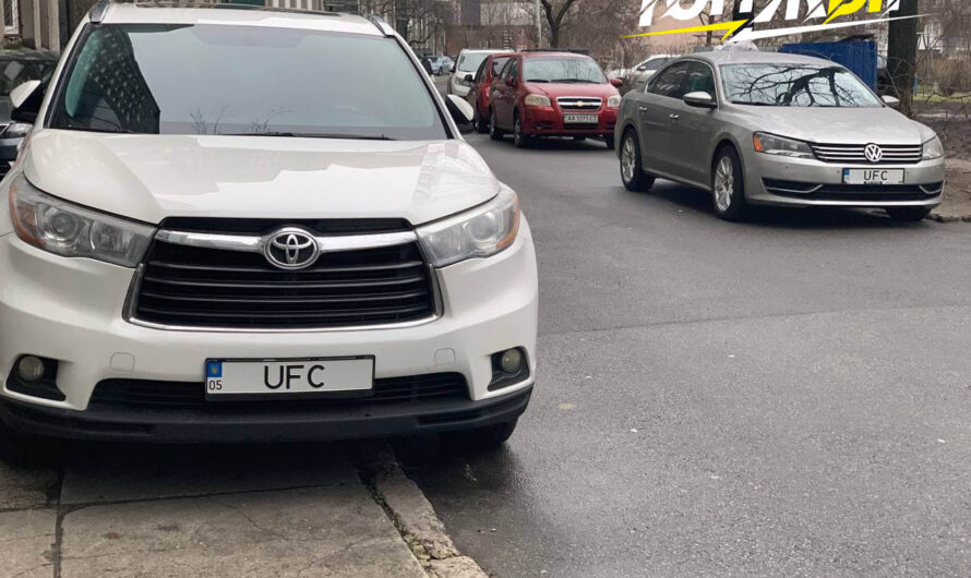 В Киеве заметили два разных авто с абсолютно одинаковыми номерами (фото)