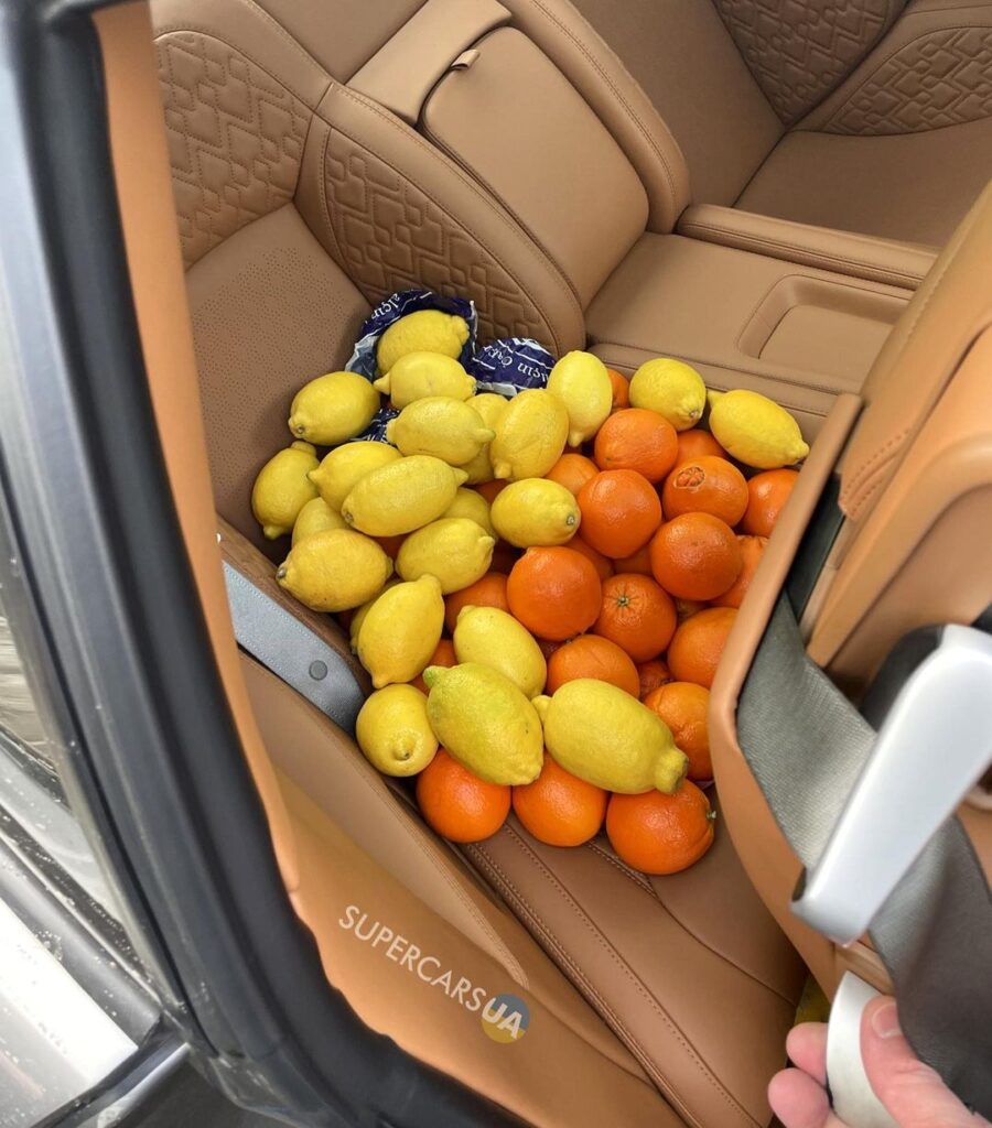 Украинец загрузил Ferrari ящиками с фруктами (фото) 2