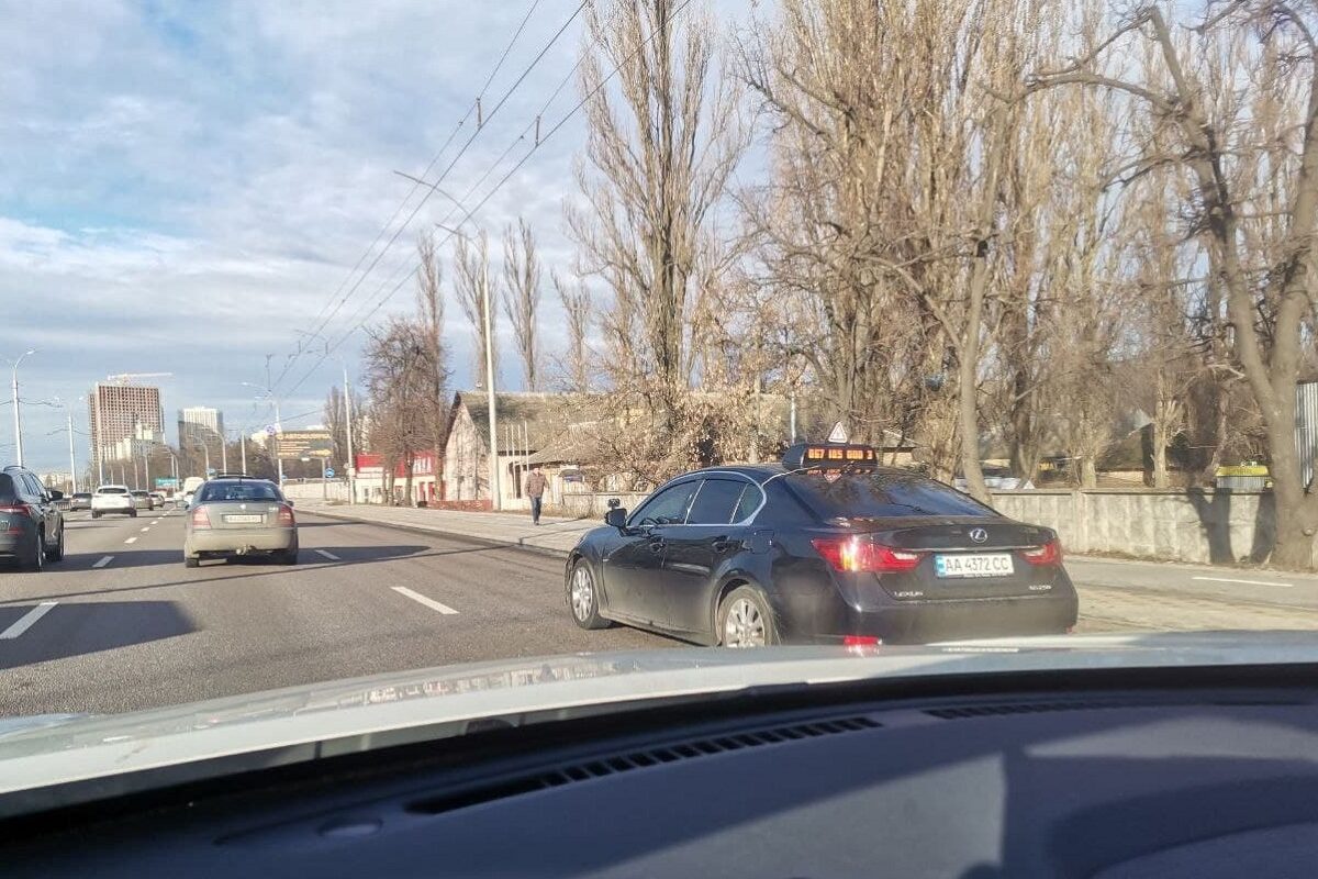 В Киеве заметили учебный Lexus 1