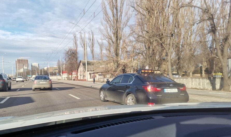 По богатому: в Киеве заметили учебный Lexus