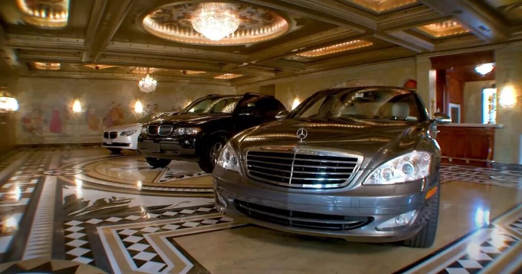Самый роскошный гараж в мире показали на видео 1
