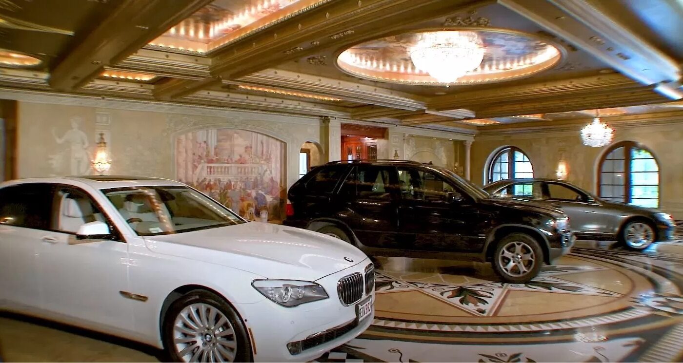 Самый роскошный гараж в мире показали на видео 2