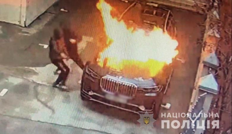 В центре Киева подожгли флагманский внедорожник BMW 1