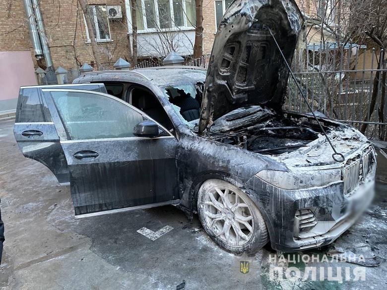 В центре Киева подожгли флагманский внедорожник BMW 2