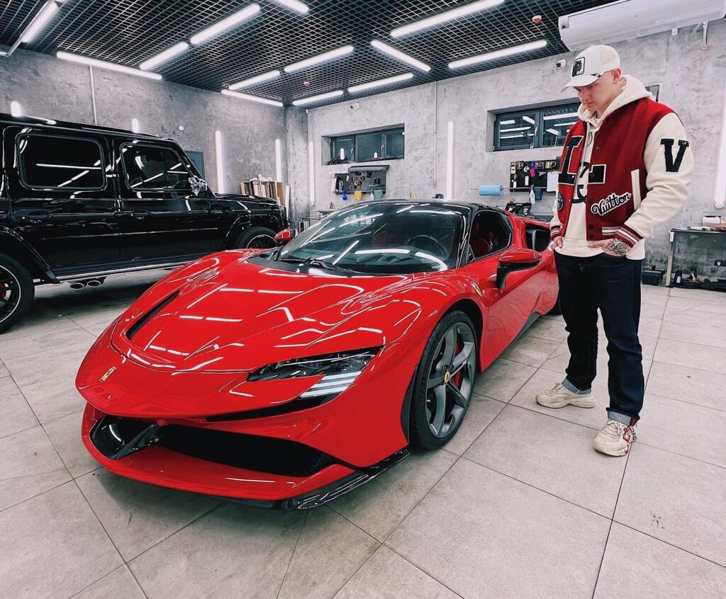 В Украину привезли эксклюзивный гиперкар Ferrari стоимостью миллион долларов 1
