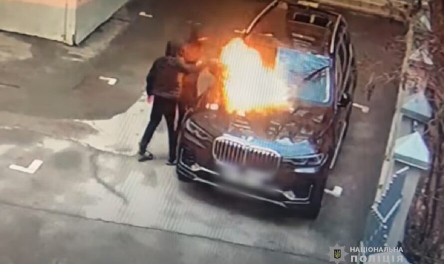 В центре Киева подожгли флагманский внедорожник BMW X7 (видео)