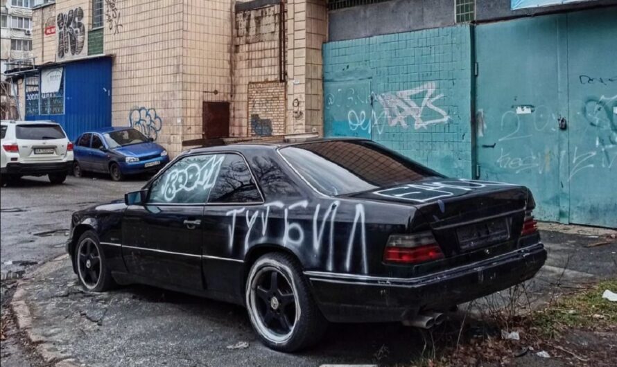 В Киеве обнаружили изуродованный вандалами культовый Mercedes (фото)