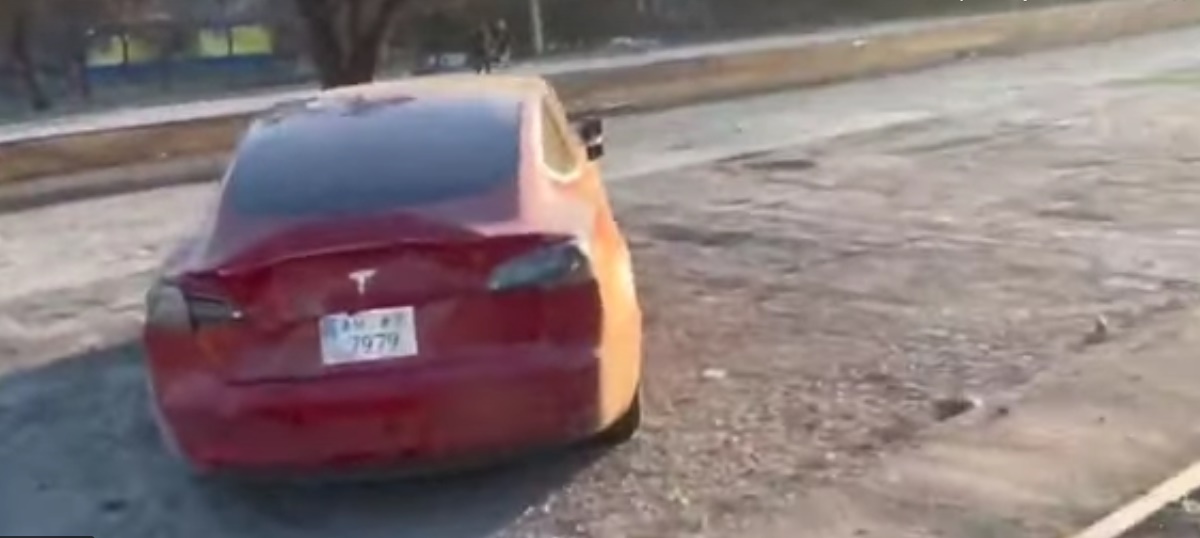 В Мариуполе обнаружили почти целую Tesla Model 3 (видео) 1