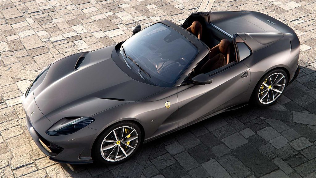 В Европе заметили эксклюзивный суперкар Ferrari в украинских цветах
